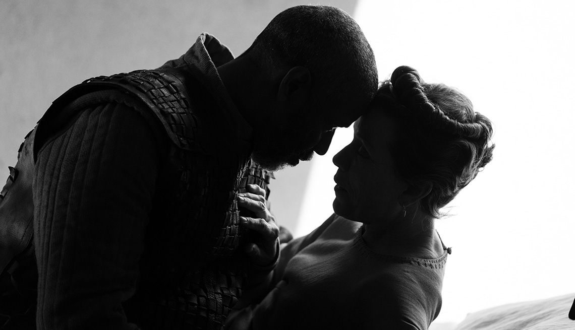 Denzel Washington (izquierda) y Frances McDormand en "The Tragedy of Macbeth".