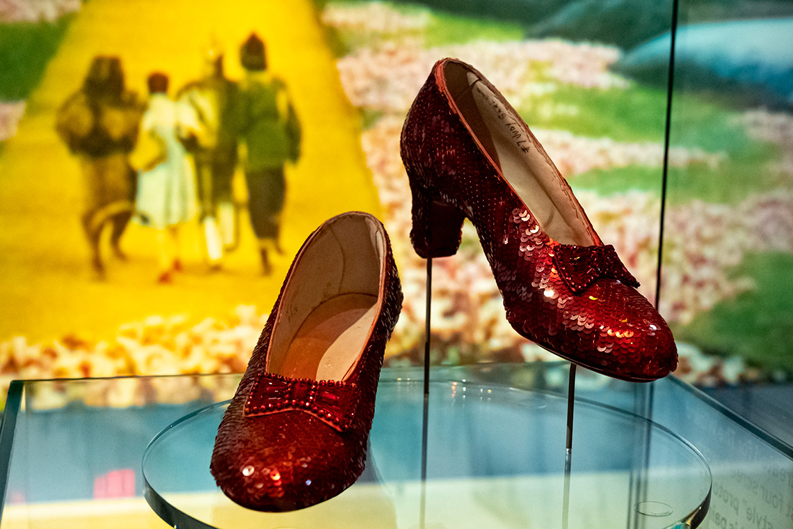 Las zapatillas de rubí de Judy Garland están en exhibición en el museo Academy Museum of Motion Pictures.
