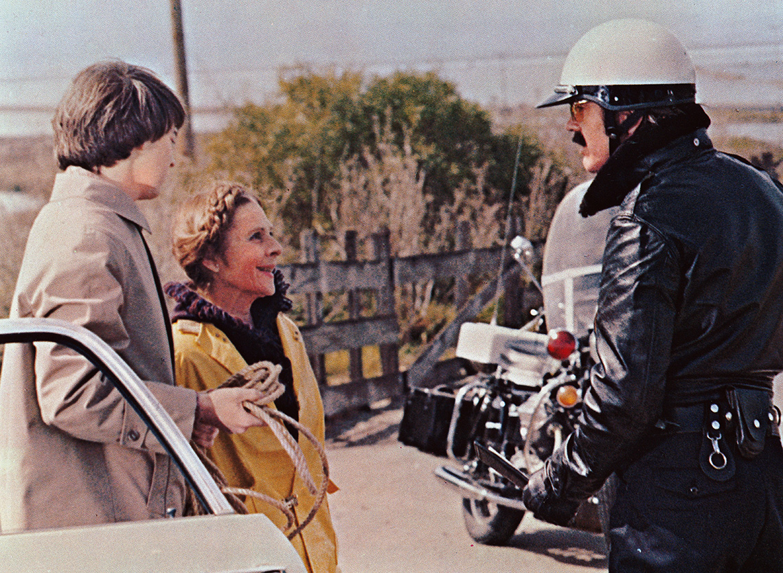 (De izquierda a derecha) Bud Cort como Harold, Ruth Gordon como Maude y Tom Skerritt como oficial de motocicletas en "Harold and Maude".