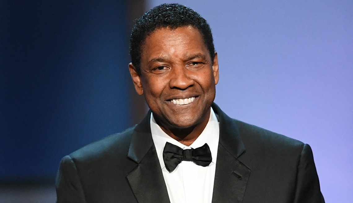 Denzel Washington sonríe en el escenario durante la 47a edición del AFI Life Achievement Award.