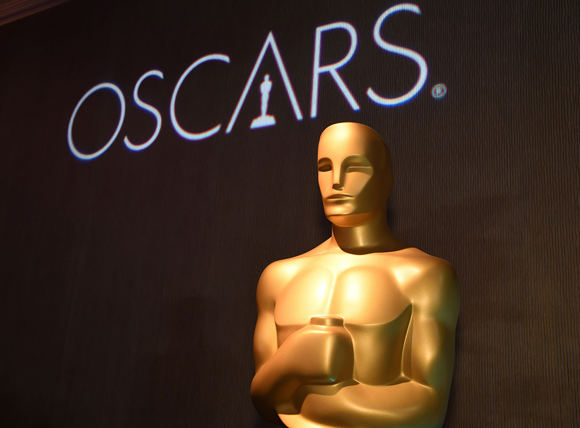 Una estatua dorada de los Óscar debajo del logotipo de los Óscar.