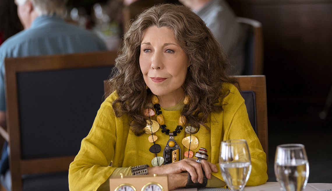 item 2 of Gallery image - Lily Tomlin en "Grace and Frankie".