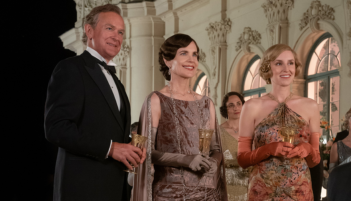 (De izquierda a derecha) Hugh Bonneville, Elizabeth McGovern y Laura Carmichael en la película "Downton Abbey A New Era".
