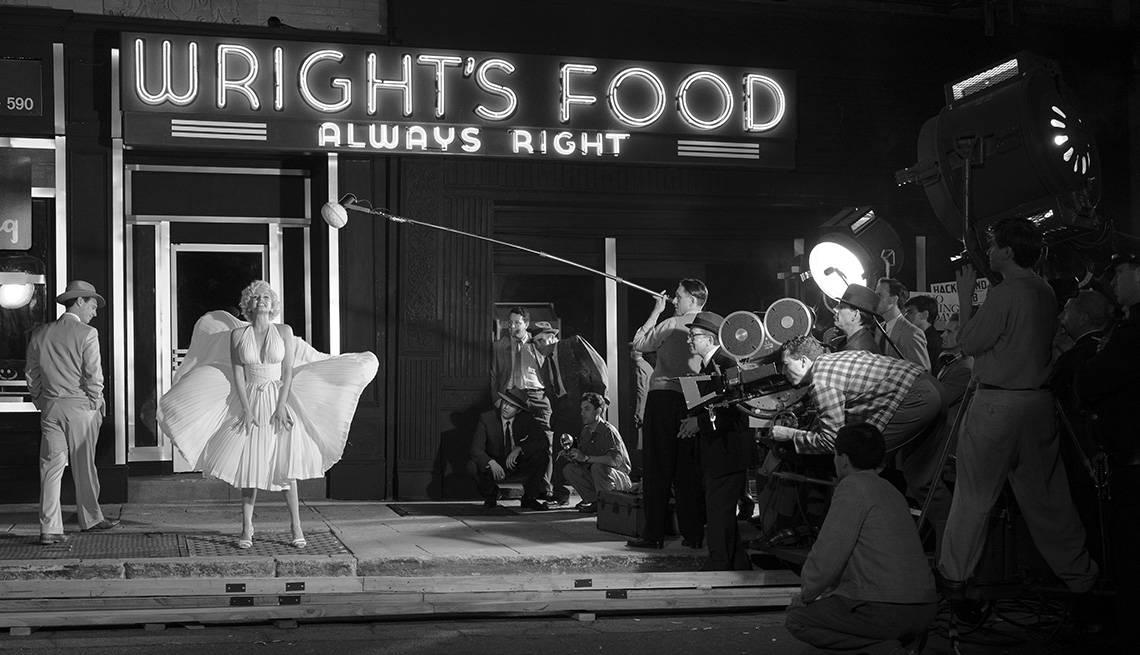 Ana de Armas as Marilyn Monroe in the famous skirt blowing scene in The Seven Year Itch while production staff observes and films the scene