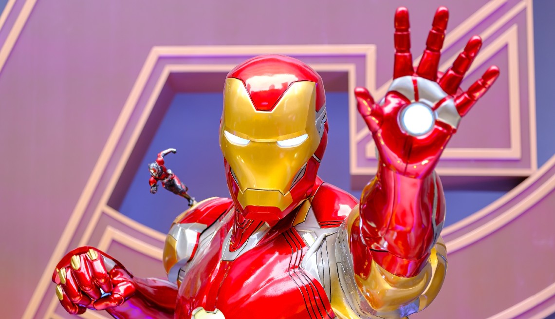 Una estatua de tamaño real de Iron Man, personaje ficticio que aparece en los cómics estadounidenses publicados por Marvel Comics.