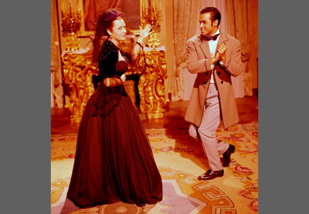 La actriz española Sara Montiel durante la filmación de la película La Bella Lola con el actor italiano Antonio Ciffariello, 1963.