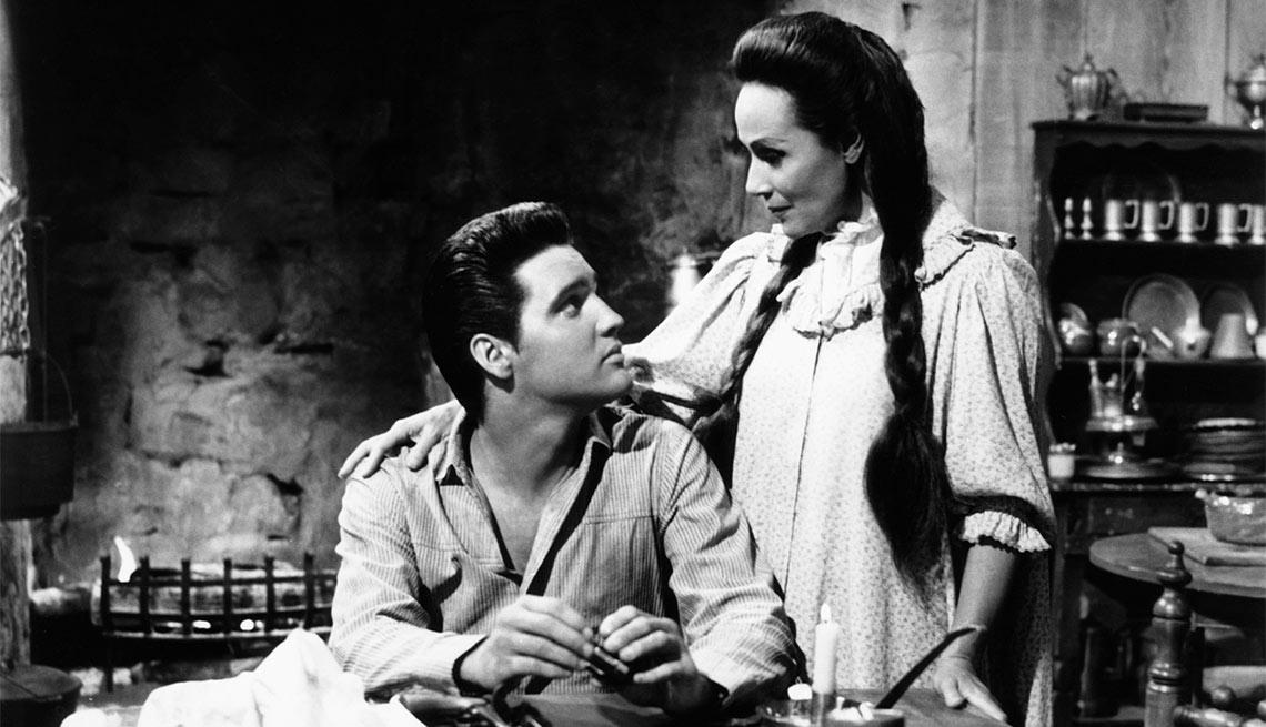 Dolores del Río y Elvis Presley en la película Flaming Star - Actriz de la época dorada del cine mexicano y Hollywood