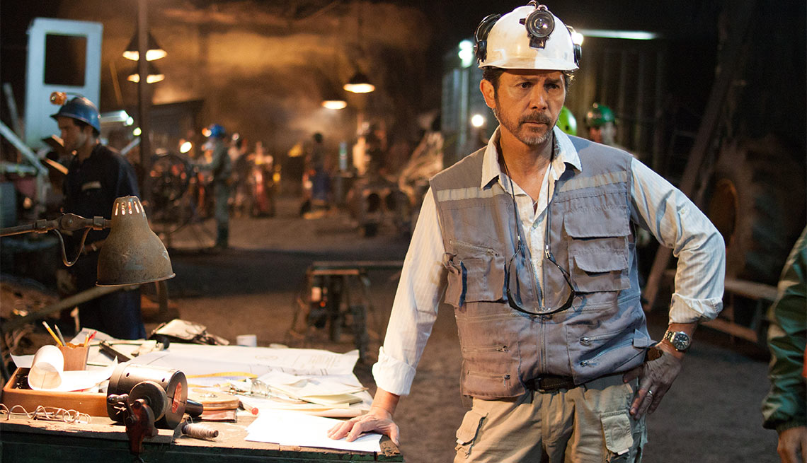 Lou Diamond Phillips como Luis Urzúa en Los 33 - 5 años después del rescate de los 33 mineros chilenos