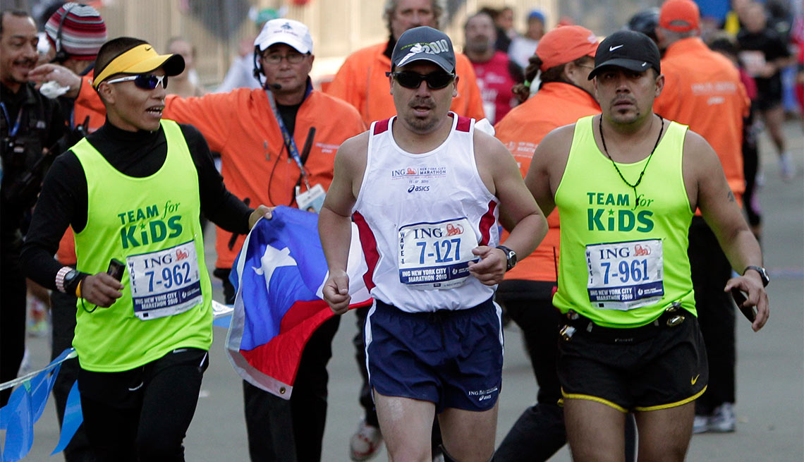 El minero Edison Peña corriendo en el maratón de Nueva York - 5 años después del rescate de los 33 mineros chilenos