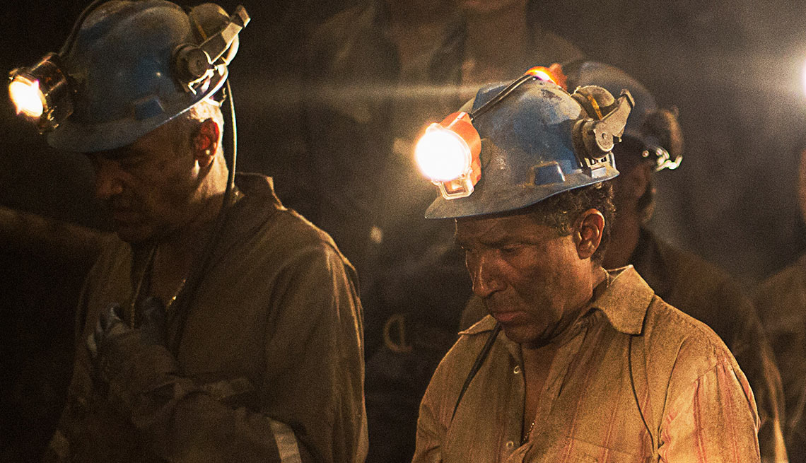 Oscar Núñez como Yonni Barrios en Los 33 - 5 años después del rescate de los 33 mineros chilenos
