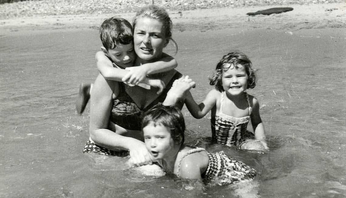 Foto de la actriz sueca Ingrid Bergman con sus hijos Roberto, Isabella e Ingrid Rossellini