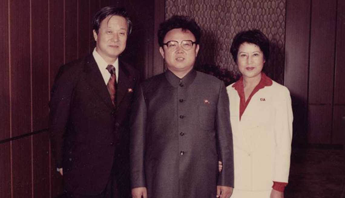 Shin Sang-ok, Kim Jong-il, y Choi Eun-hee en una toma del documental 'The Lovers And The Despot'