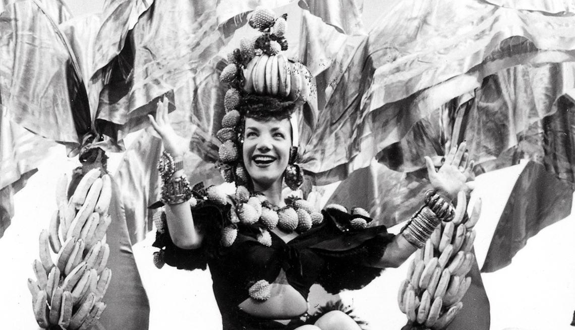 Retrato de Carmen Miranda con un sombrero de frutas