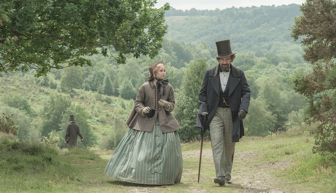 Felicity Jones y Ralph Fiennes en una escena de 'The Invisible Woman'.