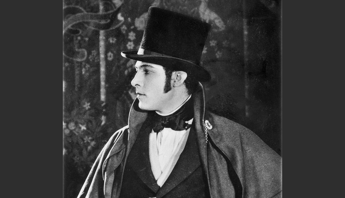 Actor Rudolph Valentino con capa y sombrero