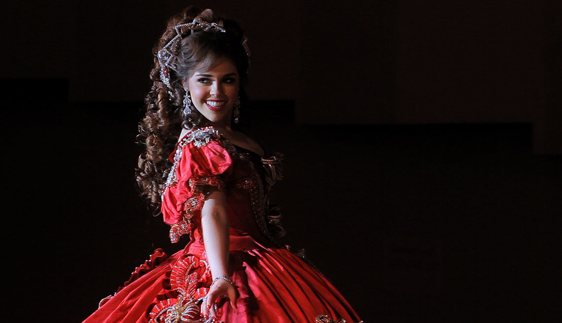 Laura Garza Cobertizo, concursante con un vestido rojo en Las Marthas, en Laredo, Texas.