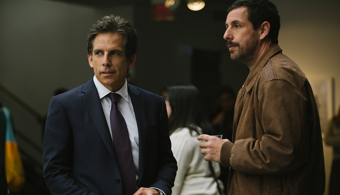 Ben Stiller y Adam Sandler en una escena de la película The Meyerowitz Stories de Netflix