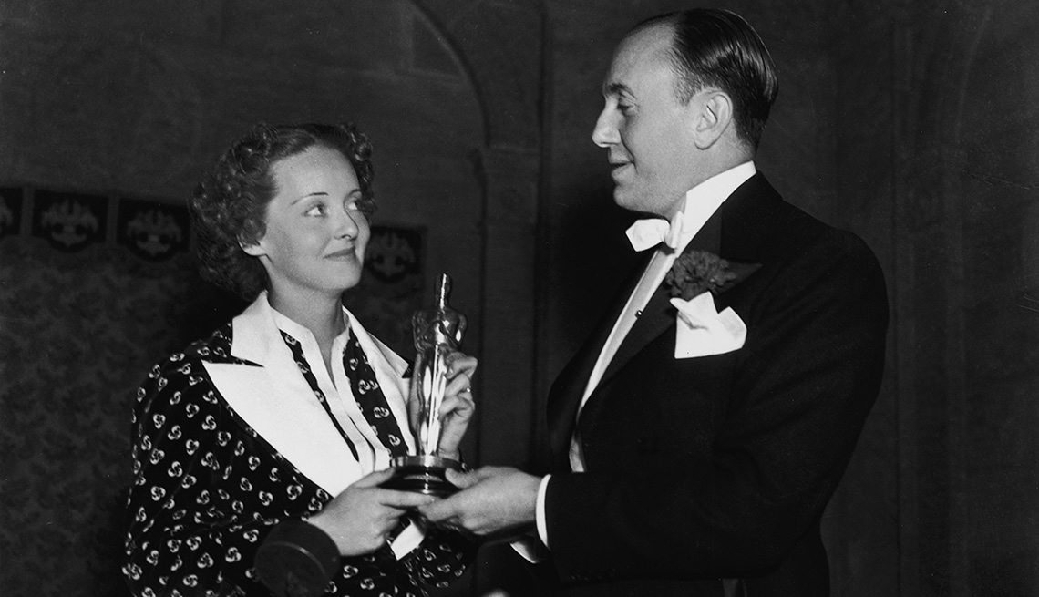 Bette Davis recibiendo un Óscar como mejor actriz en 1936