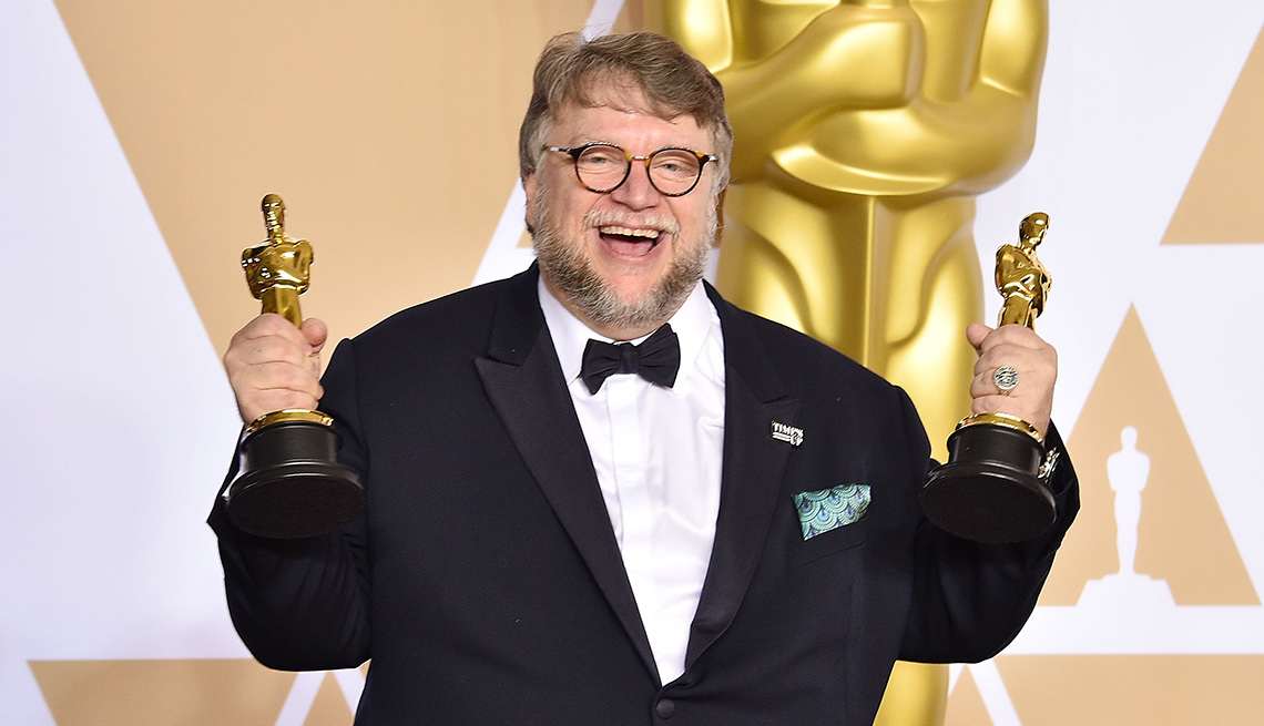 Guillermo del Toro con sus dos Oscars 2018 en las manos