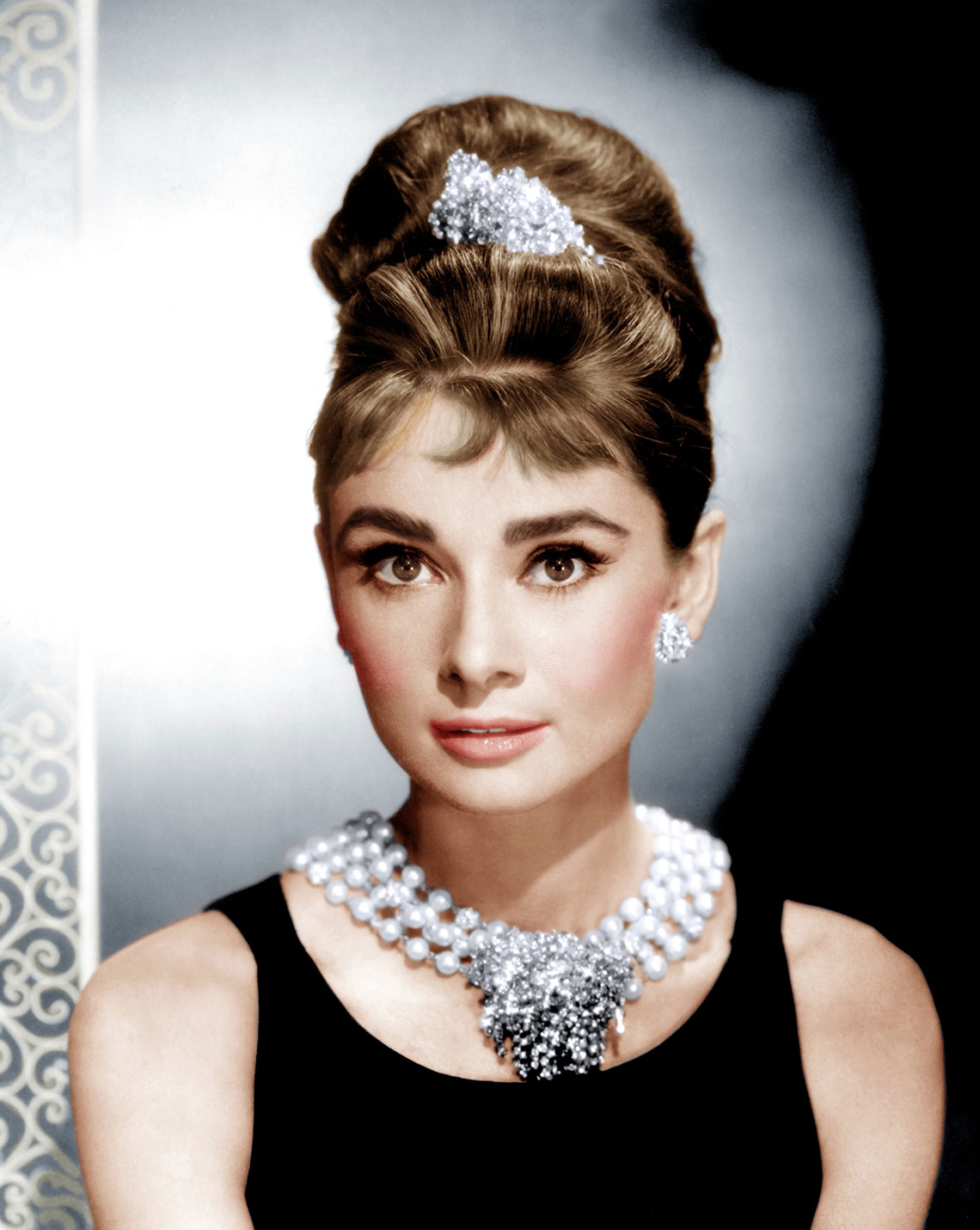 item 2 of Gallery image - Audrey Hepburn con el vestuario de Breakfast at Tiffany’s, 1961