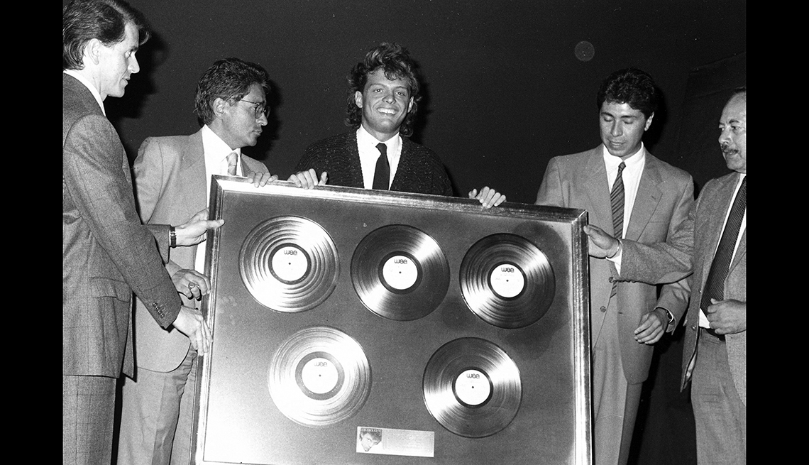 item 3 of Gallery image - Luis Miguel con sus discos de oro por ventas en 1988