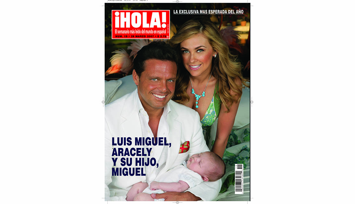 item 8 of Gallery image - Portada de la revista Hola, con Luis Miguel y Aracely Arámbula con su bebé