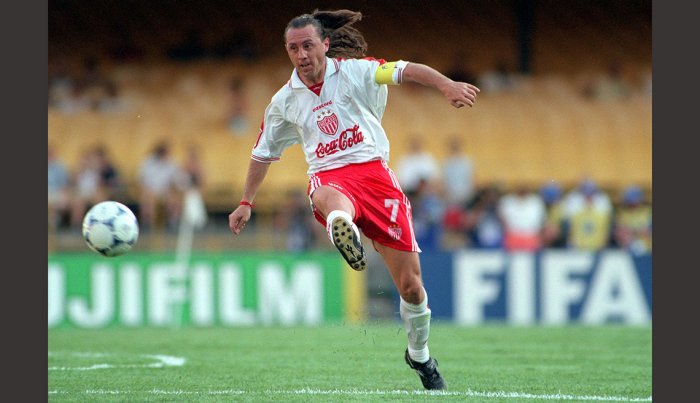 item 20 of Gallery image Alex Aguinaga, Astros del fútbol latinoamericano