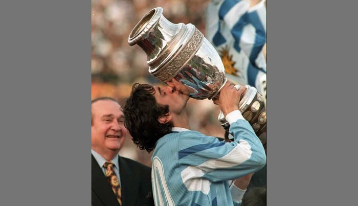 item 19 of Gallery image Enzo “El Príncipe” Francescoli, Astros del fútbol latinoamericano