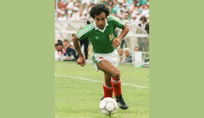 item 16 of Gallery image Hugo Sanchez, Astros del fútbol mundial