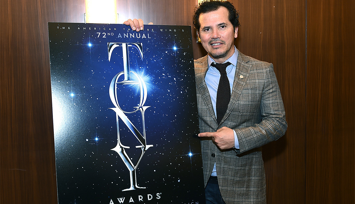 John Leguizamo con el afiche de los premios Tony, 2018