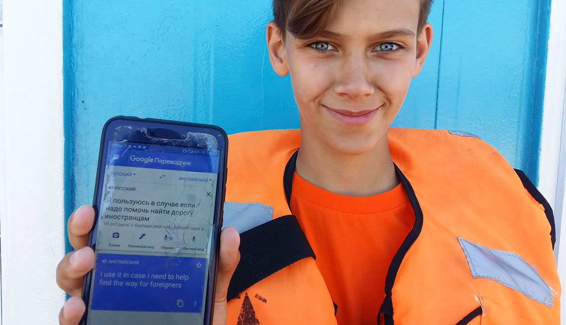 Marat Gurjan, un salvavidas de 15 años, posa con una foto con su teléfono