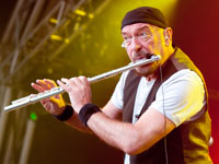 Ian Anderson performs The songs of Jethro Tull, Holiday Albums