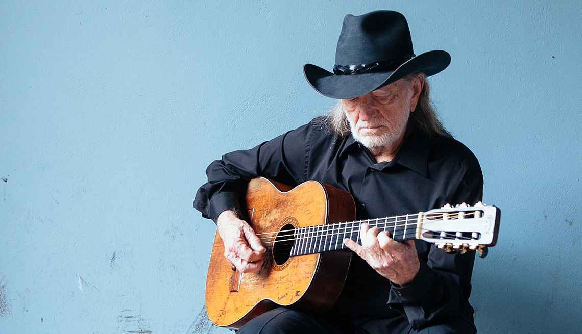 Willie Nelson playing the guitar / Willie Nelson tocando la guitarra