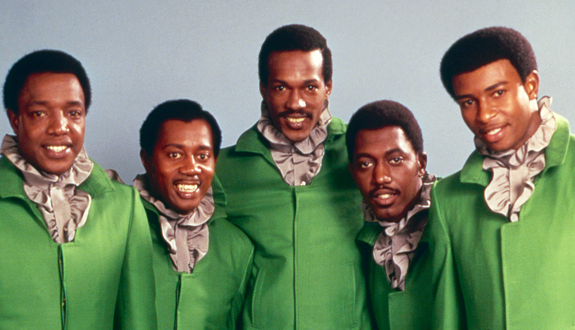 5 members of the singing group The Temptations from 1968 