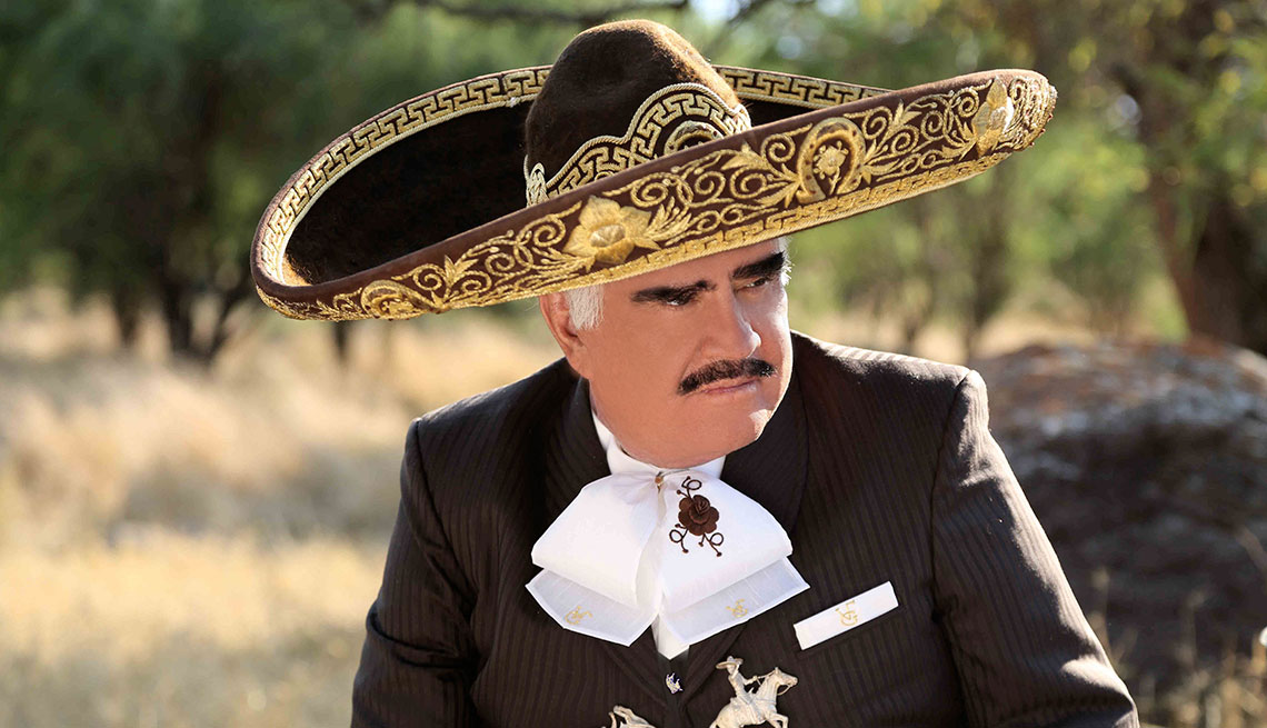 Vicente Fernández en traje de charro mexicano
