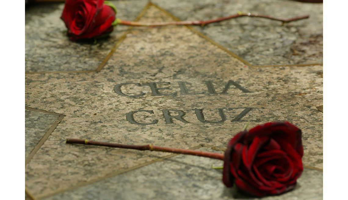 item 13 of Gallery image - Estrella de Celia Cruz en Hollywood con rosas encima