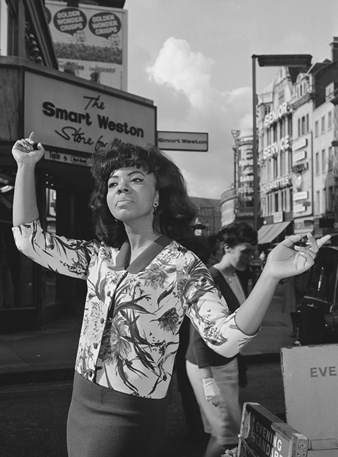 Mary Wells en una calle de Londres. Julio 8 de 1964