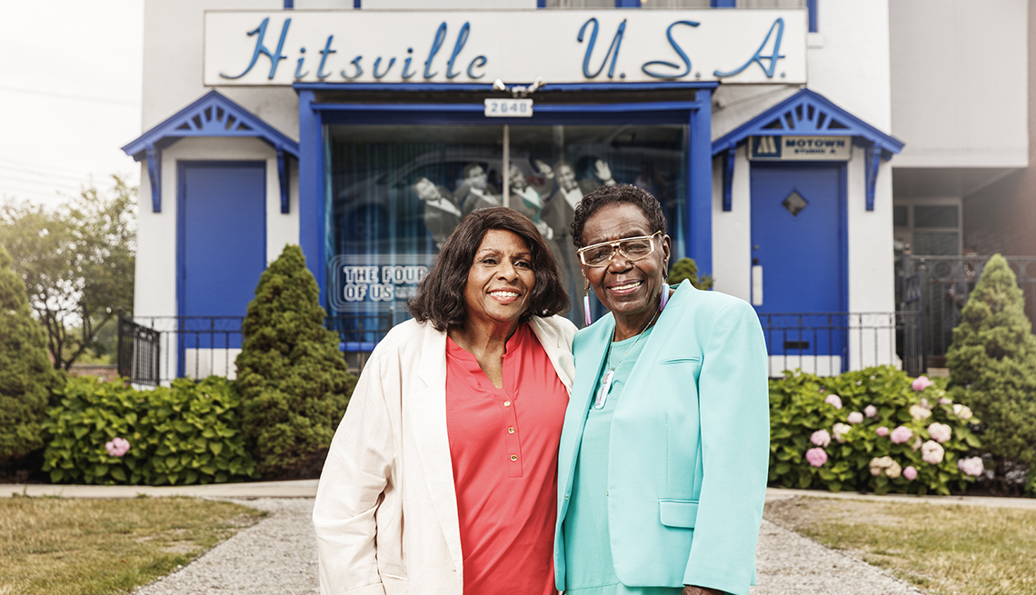 Louvain Demps y Jacqueline Hicks frente al edificio Hitsville Estados Unidos