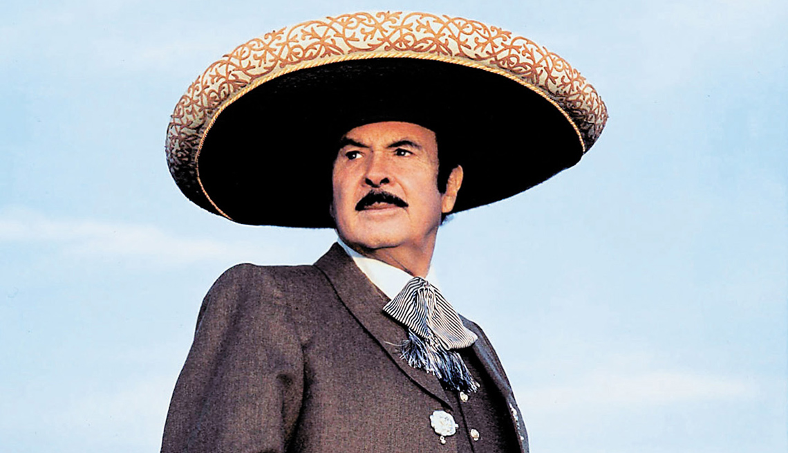 Antonio Aguilar vestido de charro mexicano
