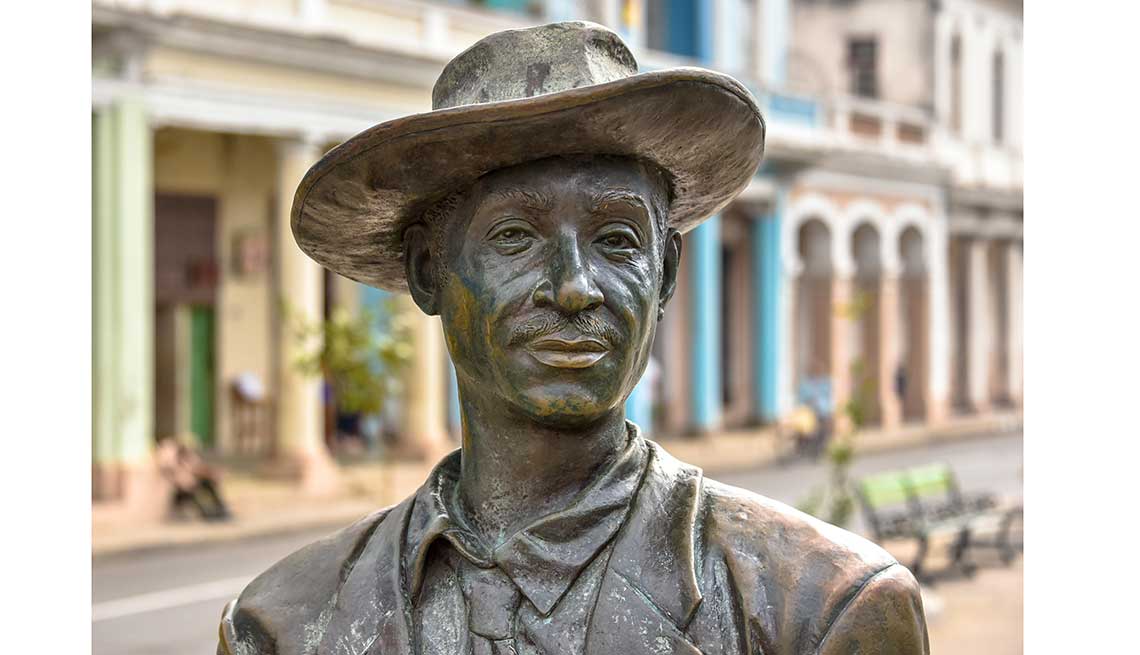 Estatua del cantante Benny Moré, El Prado, Cienfuegos, Cuba.