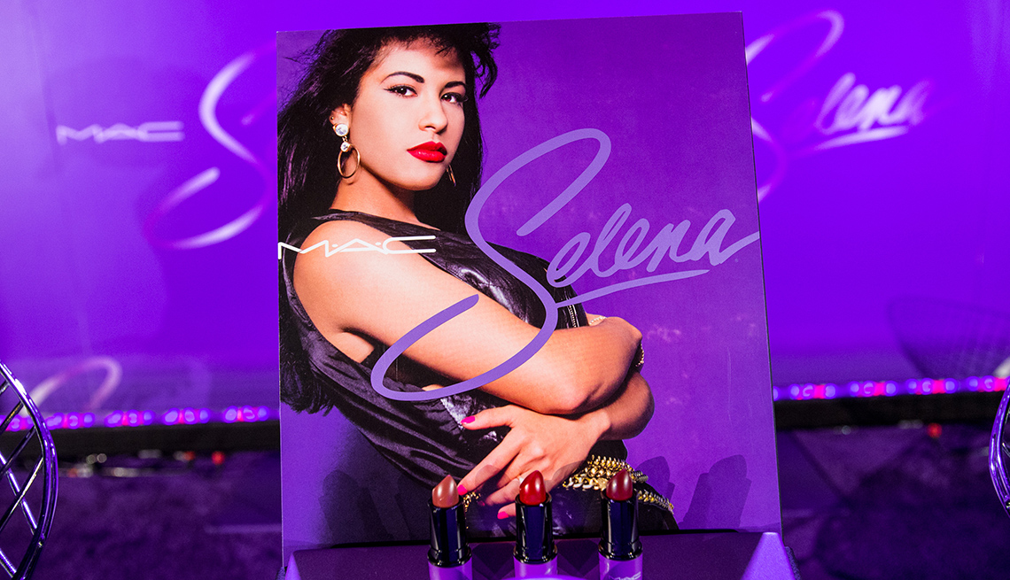 Promoción de Selena con la compañía de cosméticos MAC.