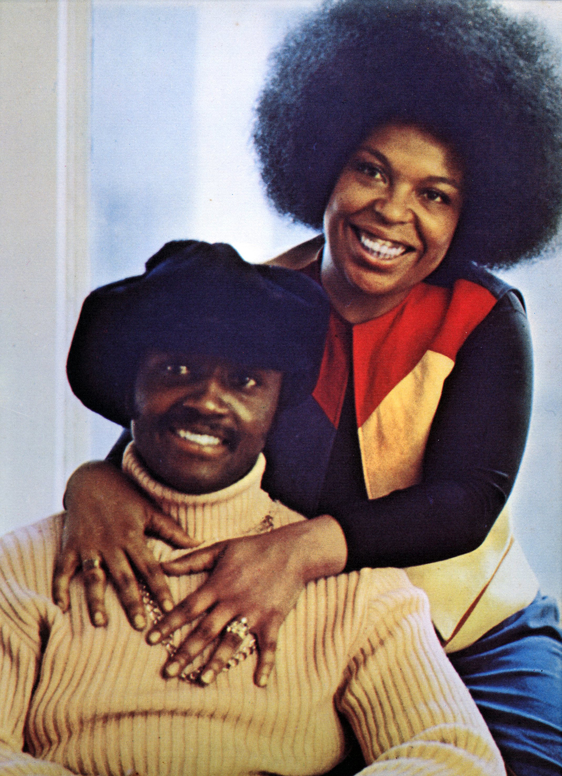 Roberta Flack and Donny Hathaway sitting together posing for a portrait