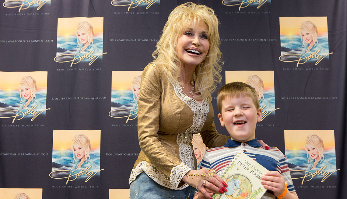 Dolly Parton present book to 5-year-old boy from the UK Imagination Library