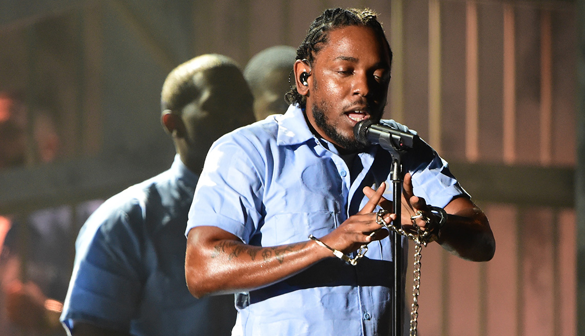 Kendrick Lamar se presenta durante la 58a Entrega Anual de los Premios Grammy.