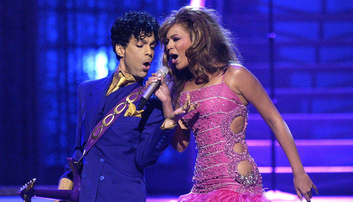 Prince y Beyonce cantan en los premios Grammy.
