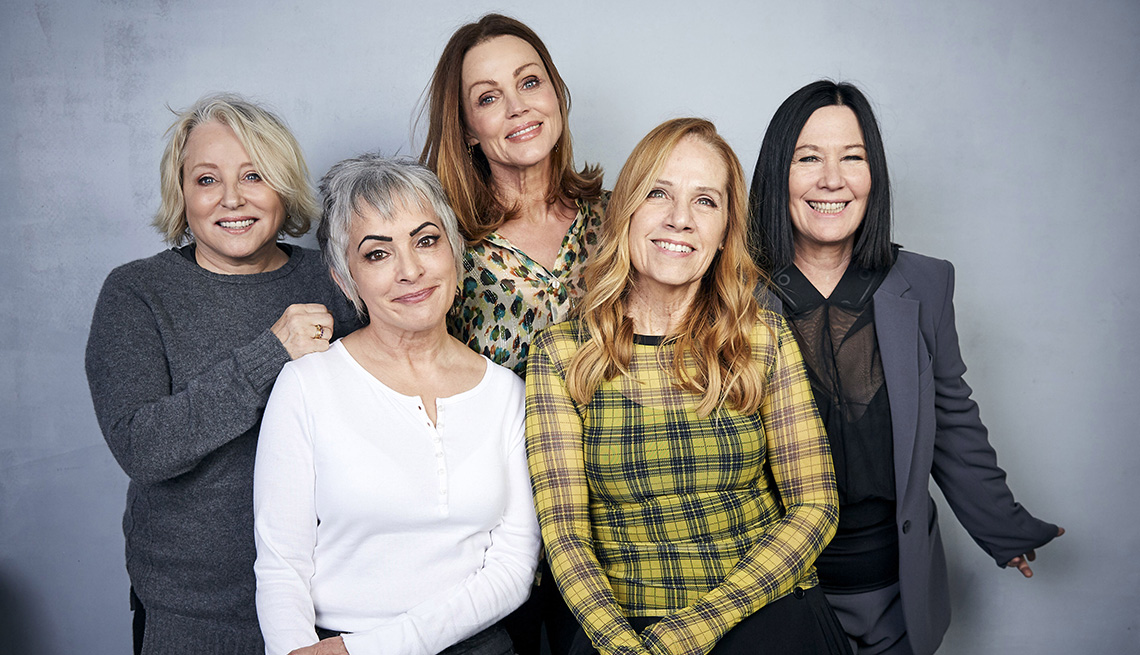 Gina Schock, Jane Wiedlin, Belinda Carlisle, Charlotte Caffey y Kathy Valentine de la banda The Go-Go's posan para un retrato en el Festival de Cine de Sundance.