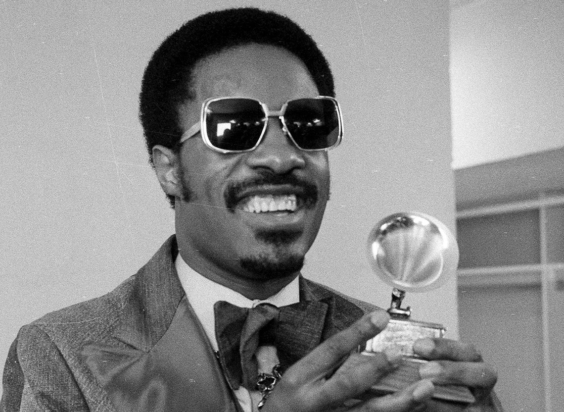 El cantante Stevie Wonder sostiene el premio Grammy que se le otorgó como "Mejor vocalista pop masculino" el sábado 1 de marzo de 1975, durante la ceremonia anual de premios Grammy.