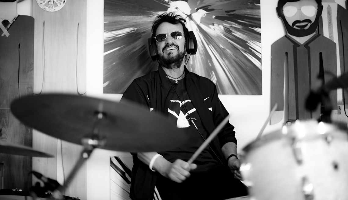 Una foto en blanco y negro de Ringo Starr sentado tocando la batería.