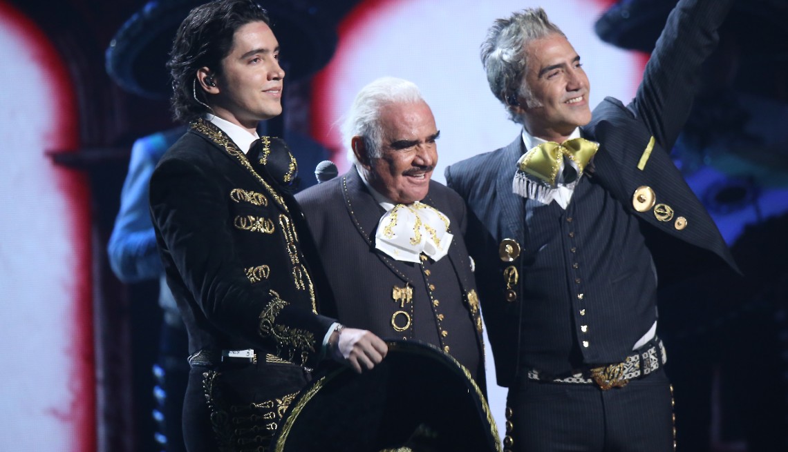 Alex Fernández, Vicente Fernandez y Alejandro Fernández en el escenario durante la 20a Entrega Anual del Latin GRAMMY celebrada en el MGM Grand Garden Arena el 14 de noviembre de 2019 en Las Vegas, Nevada.