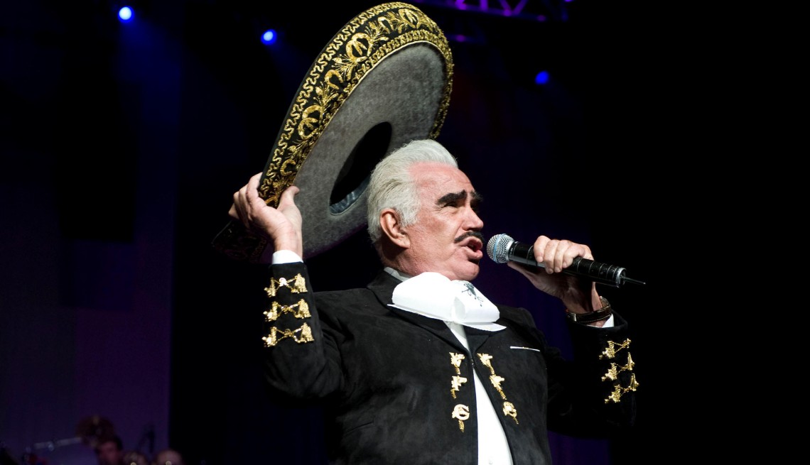 El legendario cantante mexicano de rancheras Vicente Fernández actúa en vivo en el Anfiteatro Gibson en Universal City en Los Ángeles, California, el 12 de noviembre de 2010.